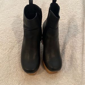 Universal Thread Clogs - size 7